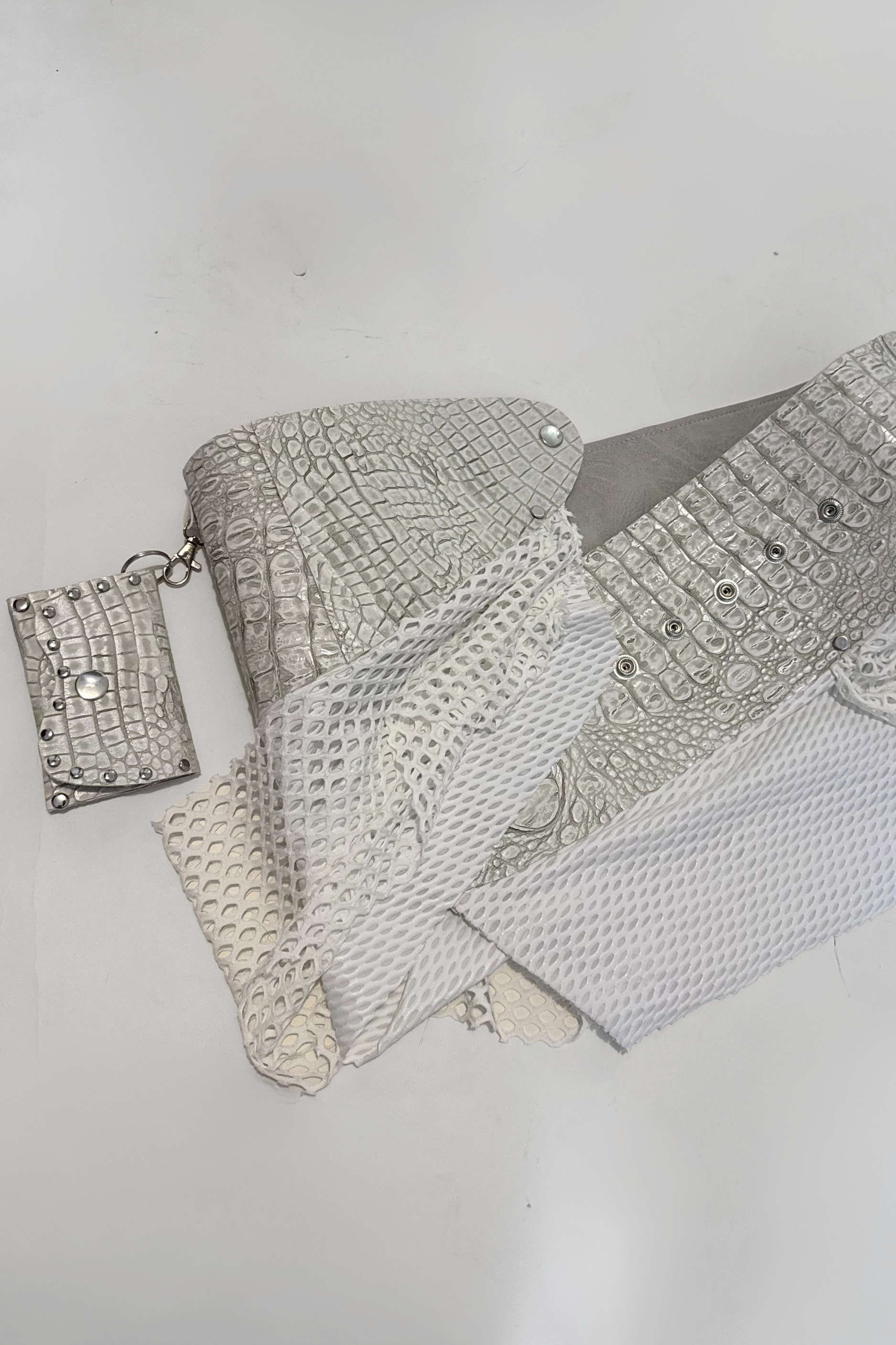 BELTED MINI — WHITE CROC / MESH