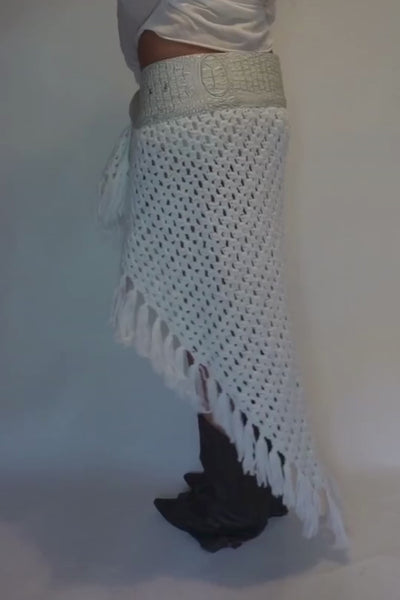Load and play video in Gallery viewer, BELTED SKIRT — PEARL CROC / KNIT FRINGE
